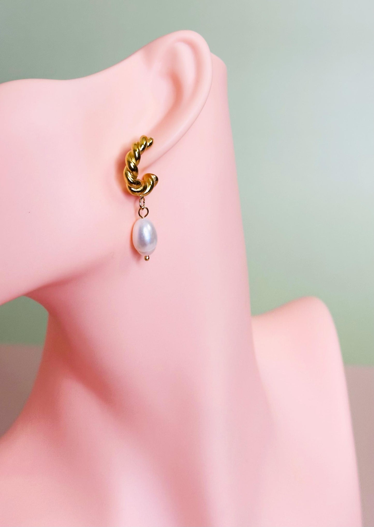 18K Gold Plated Twisted Hoop Earrings with Baroque Pearl – Elegant, Hypoallergenic, Stainless Steel Jewelry / Gift for Her / Birthday Gift